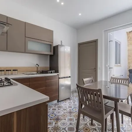 Town House In The Heart Of - Close To Malta International Airport * Лука