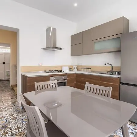 Town House In The Heart Of - Close To Malta International Airport * Лука
