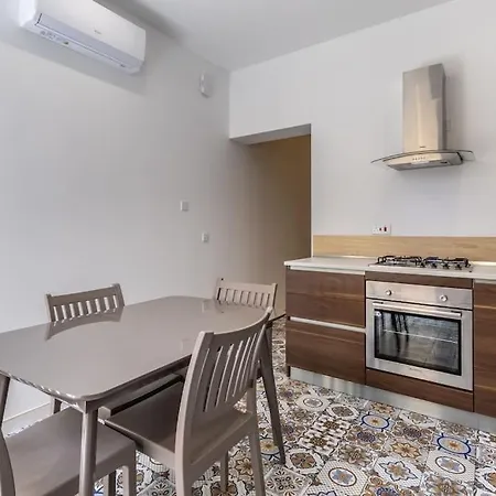 Town House In The Heart Of - Close To Malta International Airport * Лука