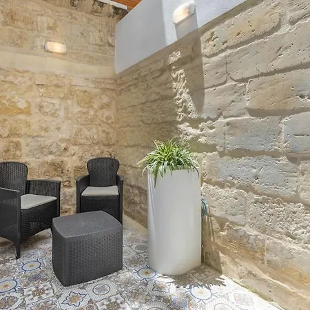 Town House In The Heart Of - Close To Malta International Airport Апартаменты Лука