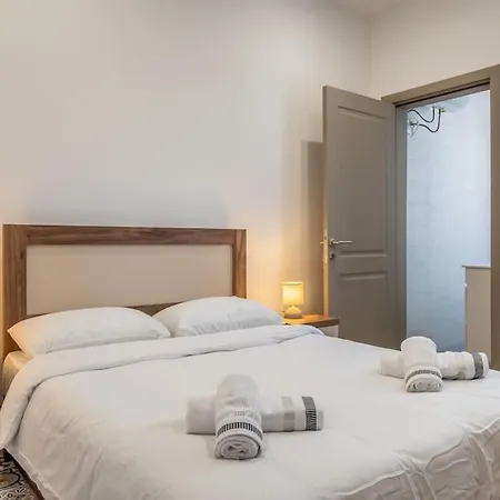 Town House In The Heart Of - Close To Malta International Airport Apartment